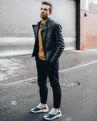 Какие косухи носить с оранжевым свитером с круглым вырезом мужчине