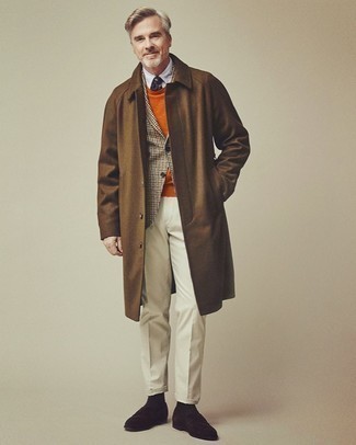 Как носить оранжевый свитер с круглым вырезом с коричневым длинным пальто