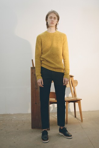 Какие джинсы носить с оранжевым свитером с круглым вырезом мужчине