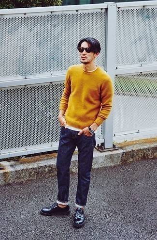 Какие джинсы носить с оранжевым свитером с круглым вырезом мужчине