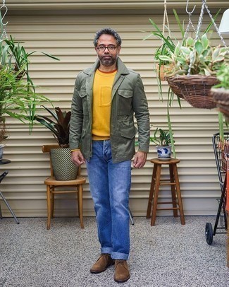 Какие джинсы носить с оранжевым свитером с круглым вырезом мужчине