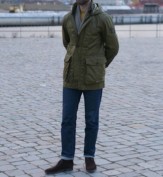 Какие джинсы носить с оранжевым свитером с круглым вырезом мужчине