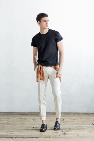 С чем носить оранжевый свитер с круглым вырезом мужчине