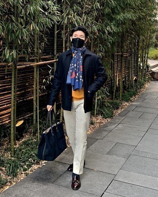 С чем носить оранжевый свитер с круглым вырезом мужчине