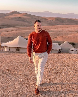 Какие лоферы носить с оранжевым свитером с круглым вырезом мужчине