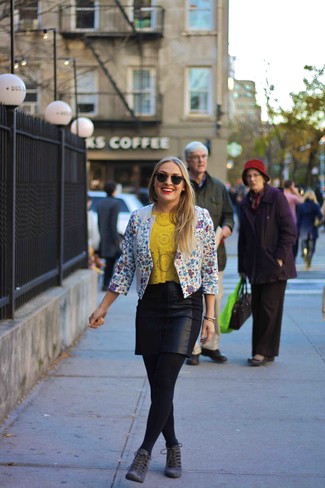 С чем носить оранжевую футболку с круглым вырезом женщине