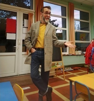 Какие длинные пальто носить с оранжевой футболкой с круглым вырезом