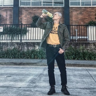 Какие рабочие ботинки носить с оранжевой футболкой с круглым вырезом мужчине