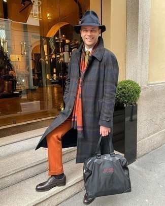 С чем носить оранжевые классические брюки мужчине