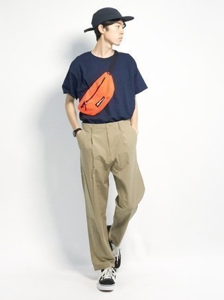 С чем носить оранжевую поясную сумку мужчине