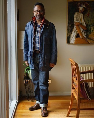 С чем носить оранжевую куртку без рукавов мужчине