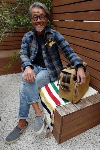 С чем носить оранжевые перчатки мужчине