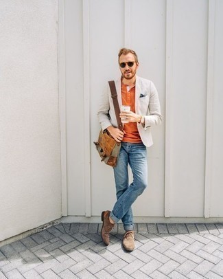 Какие пиджаки носить с оранжевой футболкой на пуговицах мужчине