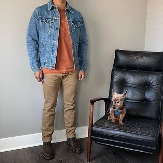 С чем носить оранжевую футболку на пуговицах мужчине