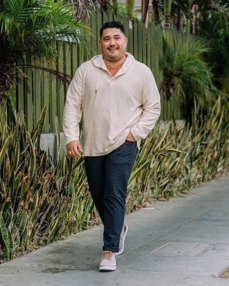 С чем носить оранжевую футболку на пуговицах мужчине