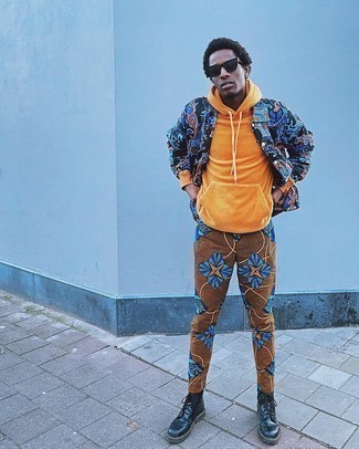 Какие брюки чинос носить с оранжевым худи