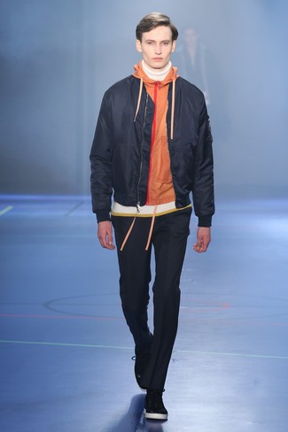 Какие водолазки носить с оранжевым худи мужчине