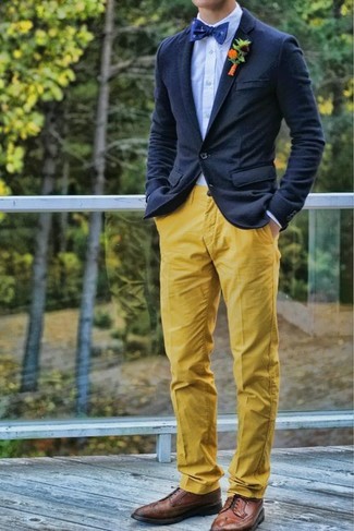 С чем носить оранжевую мужскую брошь