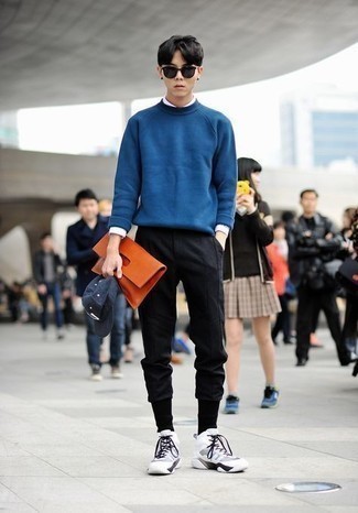 С чем носить оранжевую кожаную сумку мужчине