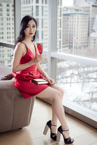 С чем носить оранжевый кожаный клатч