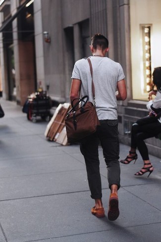 С чем носить оранжевые кожаные мокасины мужчине