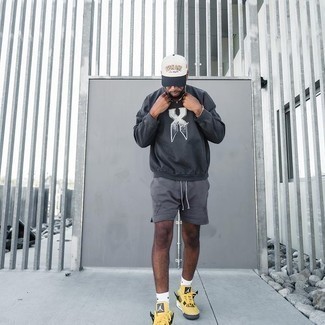 С чем носить оранжевые кожаные кеды мужчине