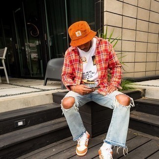 С чем носить оранжевые кожаные кеды мужчине