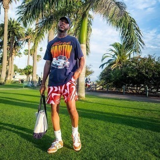 С чем носить оранжевые кожаные кеды мужчине