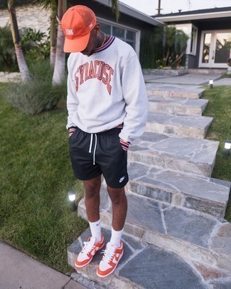 С чем носить оранжевые кожаные кеды мужчине