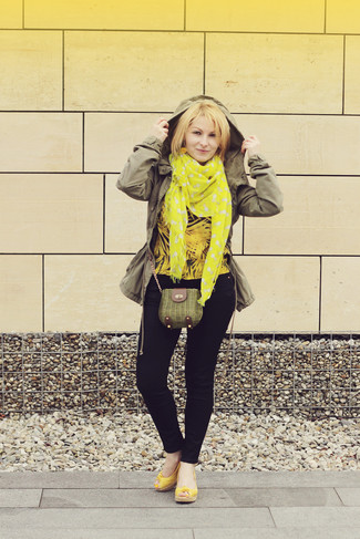 С чем носить оранжевые кожаные босоножек на танкетке