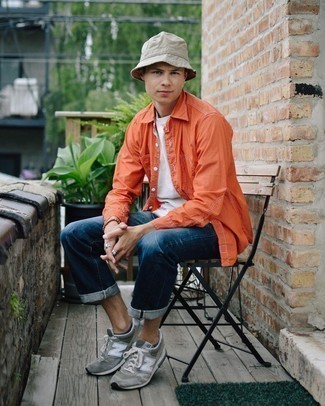 Какие джинсы носить с оранжевой рубашкой с длинным рукавом мужчине