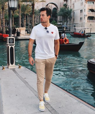 Какие брюки чинос носить с оранжевыми низкими кедами