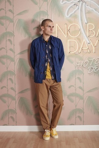 Какие брюки чинос носить с оранжевыми низкими кедами