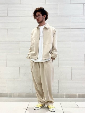 Какие брюки чинос носить с оранжевыми низкими кедами