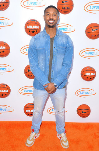 Какие джинсы носить с оранжевыми низкими кедами мужчине