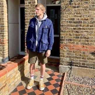 С чем носить оранжевые низкие кеды мужчине