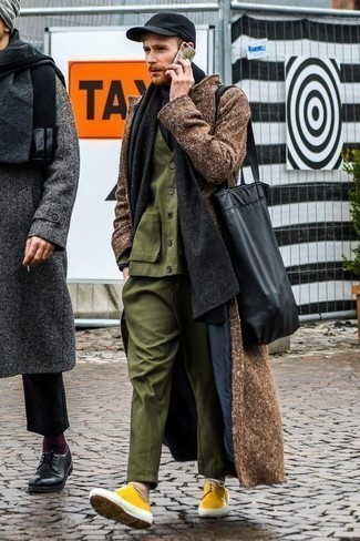 Какие длинные пальто носить с оранжевыми низкими кедами