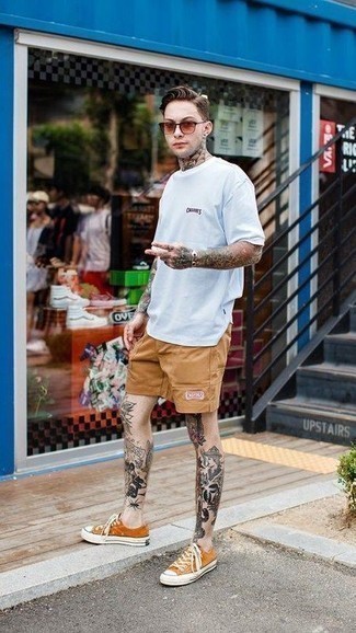 Какие шорты носить с оранжевыми низкими кедами мужчине