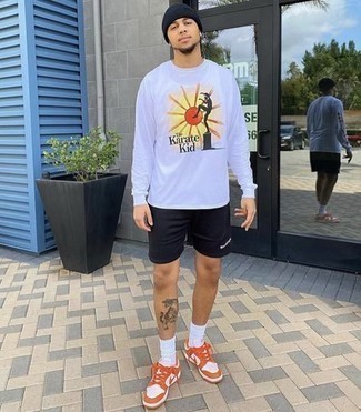 Какие шорты носить с оранжевыми низкими кедами мужчине