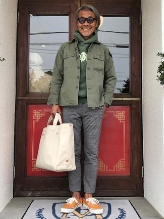 Какие спортивные штаны носить с оранжевыми низкими кедами мужчине