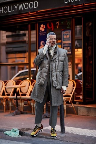 Какие водолазки носить с оранжевыми низкими кедами мужчине