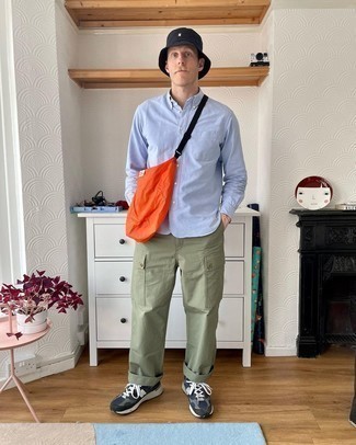 С чем носить оранжевую сумку почтальона