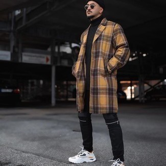 Какие джинсы носить с оранжевым длинным пальто