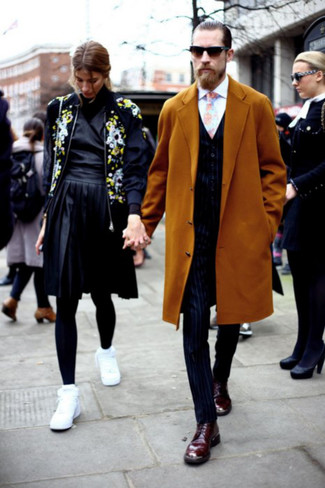 С чем носить оранжевое длинное пальто