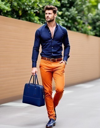 С чем носить оранжевые брюки мужчине