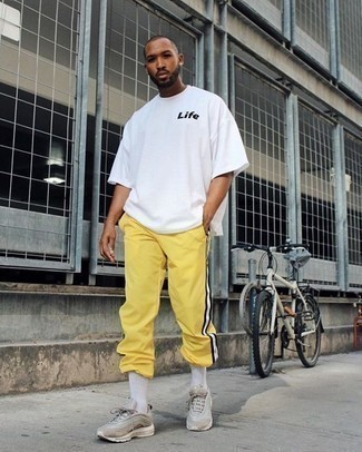 С чем носить оранжевые брюки мужчине