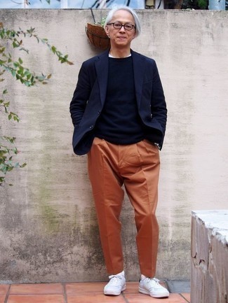 С чем носить оранжевые брюки мужчине