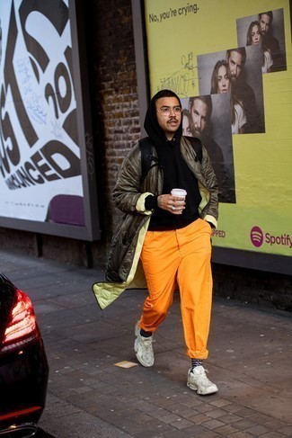 С чем носить оранжевые брюки мужчине