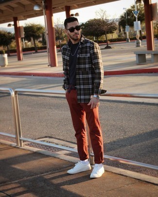 С чем носить оранжевые брюки мужчине