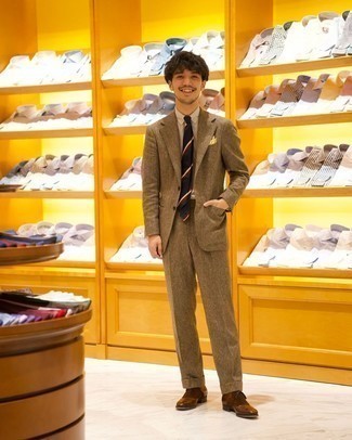 С чем носить оранжевый нагрудный платок в горошек